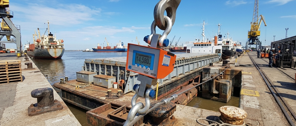 Detalle del dinamómetro electrónico AHS-IIR G-G en uso